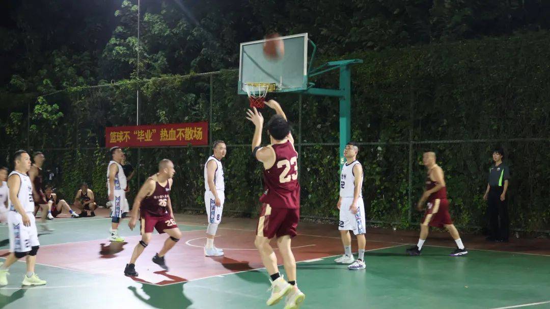 雷火电竞官网-篮球赛场上掀起高潮，球迷热情高涨