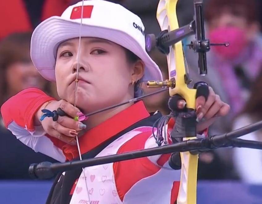 射箭选手心态坚定，全力投入争夺第一的简单介绍