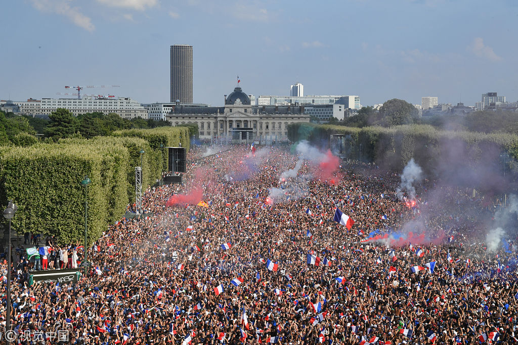 关于欧国联赛场外风情万种，球迷狂欢气氛热烈的信息