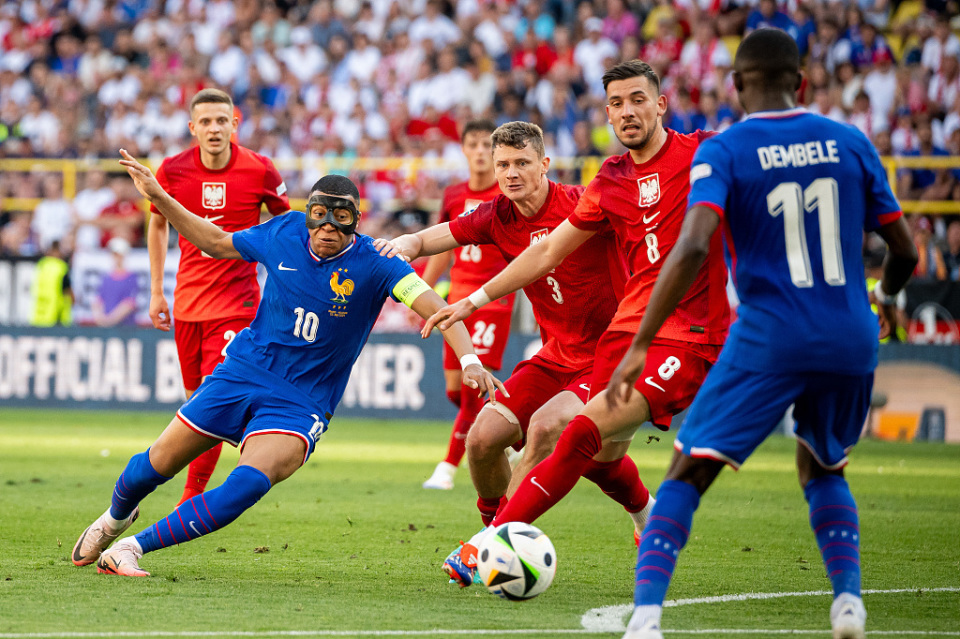 日本险胜波兰，格列兹曼关键制胜