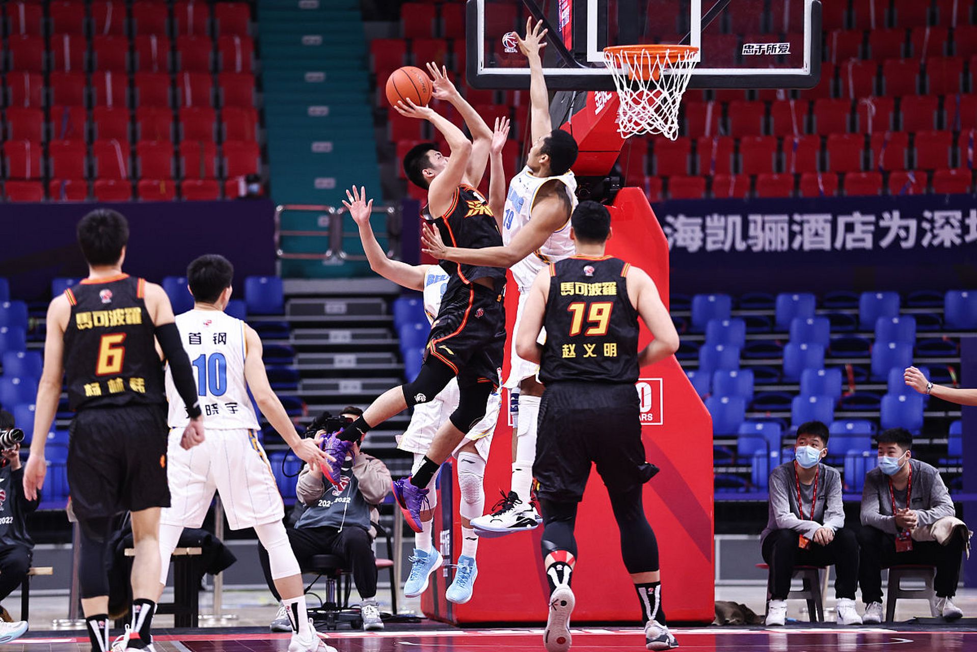 CBA比赛火爆现场掀起狂潮