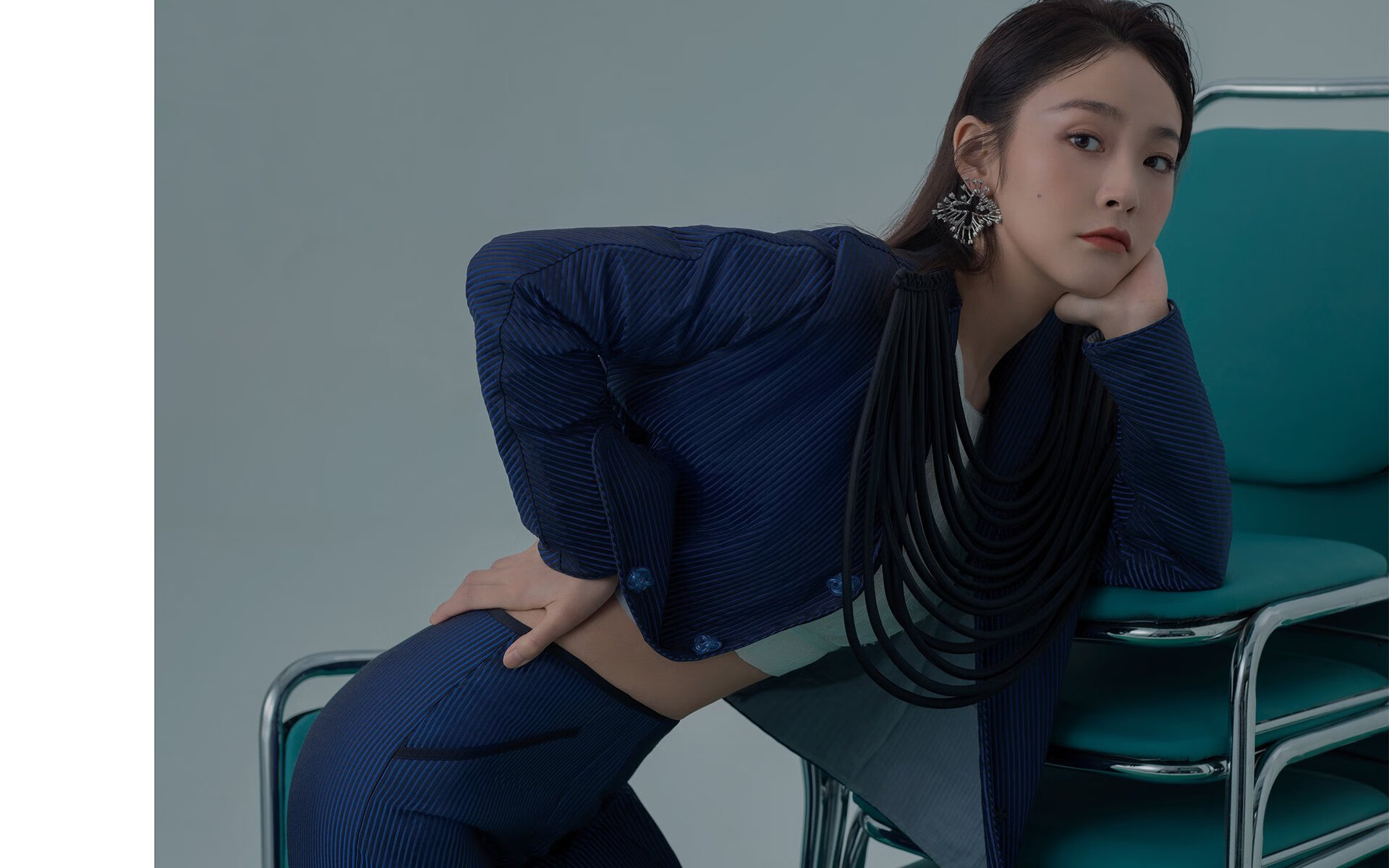 首先，为您酝酿并扩展出一个文章的标题